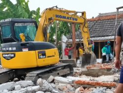 Rumah Kasun di Desa Purwoasri Dibongkar Pakai Bego oleh Mantan Istri