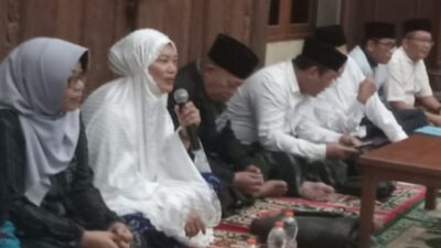 Sejumlah tokoh agama dan peserta mengikuti doa bersama di Masjid Babus Shofa, Bojonegoro, Sabtu (22/8/2026) malam