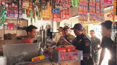 Petugas gabungan menggelar operasi penindakan peredaran rokok ilegal, Kamis (6/8/2026).