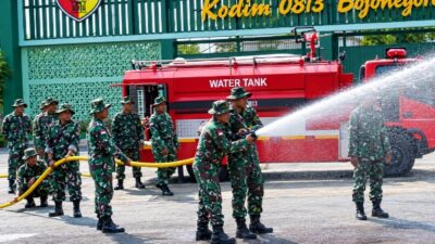 Personel Kodim Bojonegoro Latihan Jinakkan Api, di Makodim. Rabu (9/9/2026)
