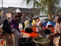 Kemarau Panjang, Polres Bojonegoro Salurkan 30 Ribu Liter Air Bersih