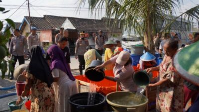 Kemarau Panjang, Polres Bojonegoro Salurkan 30 Ribu Liter Air Bersih