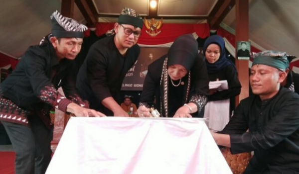 Wabup Nurul Azizah bersama masyarakat Samin dalam prosesi simbolis Ngangsu Kawruh Obor Sewu