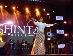Bawakan 8 Lagu, Shinta Gisul Bikin Alun-alun Bojonegoro Bergoyang