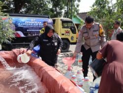 Sambut HUT ke-75 Humas Polri, Polres Bojonegoro Salurkan 10.000 Liter Air Bersih