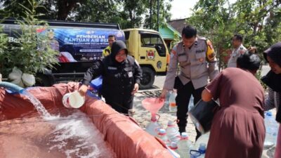 Sambut HUT ke-75 Humas Polri, Polres Bojonegoro Salurkan 10.000 Liter Air Bersih