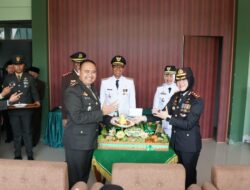 Tak Cuma Hadiri Upacara, Kapolres Bojonegoro Bawa Kejutan Tumpeng untuk TNI